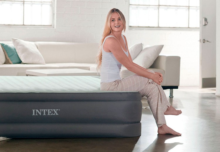 Кровать INTEX надувная 137 x 191 x 46 см, встроенный насос 220V, артикул 64904