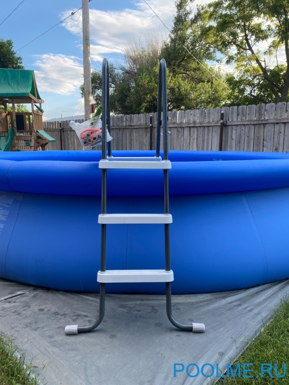 Лестница INTEX для бассейнов высотой до 107 см Лестница INTEX для бассейнов высотой до 107 см