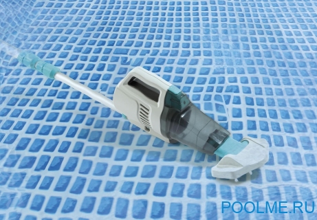 Вакуумный пылесос INTEX ZR100 для чистки бассейна на аккумуляторах с ручкой 2.8м, артикул 28626 Вакуумный пылесос INTEX ZR100 для чистки бассейна на аккумуляторах с ручкой 2.8м, артикул 28626