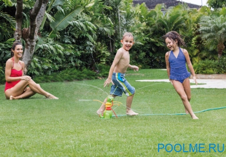 Надувной разбрызгиватель INTEX "Гусеница" 18 x 17 x 27 см, артикул 56599 Надувной разбрызгиватель INTEX "Гусеница" 18 x 17 x 27 см, артикул 56599